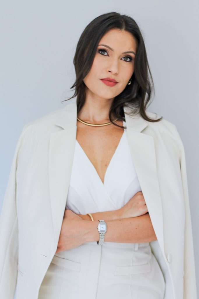 Acessorios dourados elegantes consultora de imagem Daiane Maia