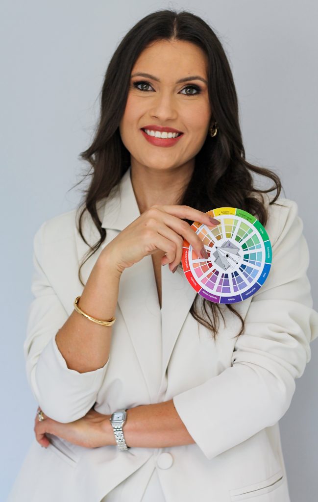 Daiane Maia consultora de imagem segurando circulo cromatico para analise de coloracao pessoal