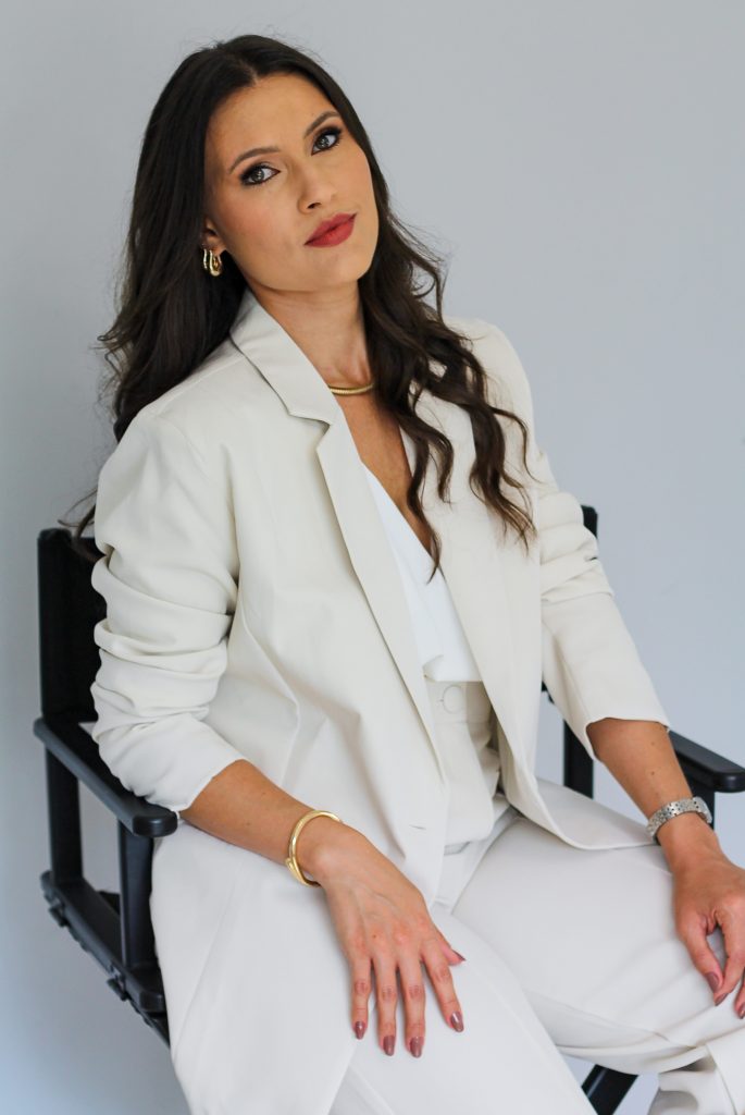 Daiane Maia consultora de imagem sentada com terno branco