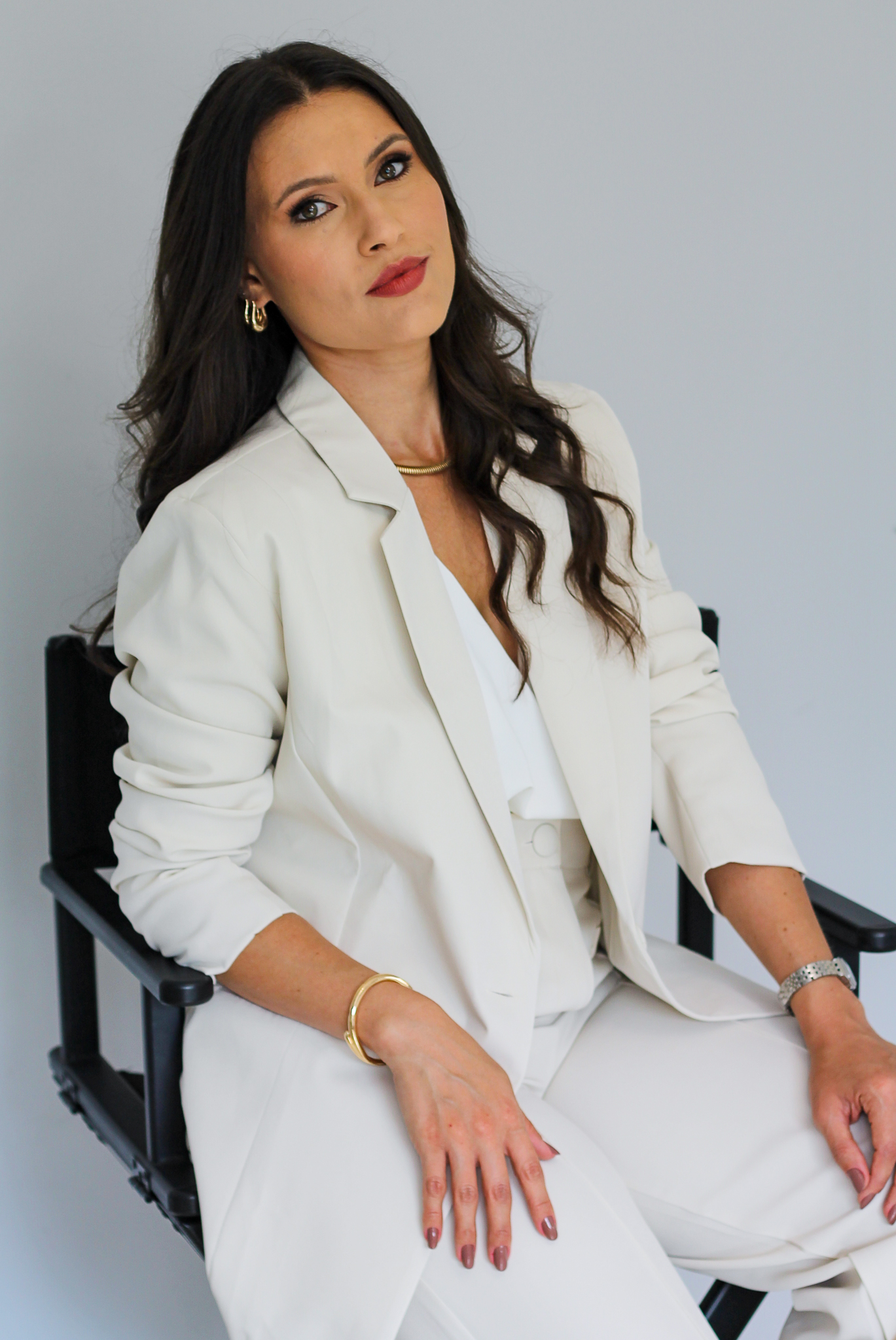 Daiane Maia consultora de imagem sentada com terno branco